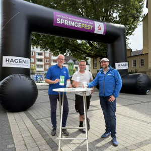 Ralf Herrmann (links) und Thorsten Kohlof (rechts) mit Wladimir Tisch von der Hagen.Wirtschaftsentwicklung vergrössern