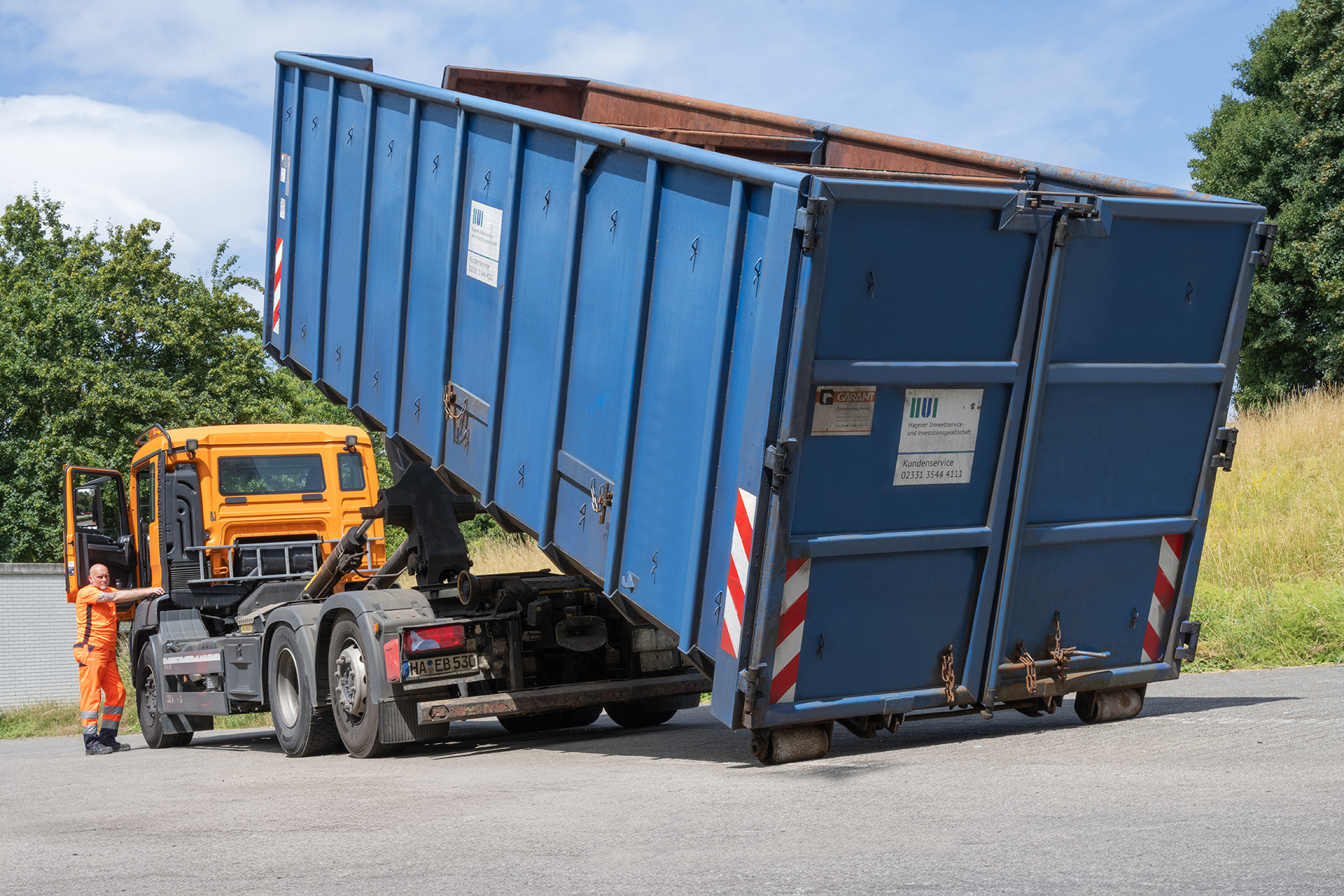 Fahrzeug mit Abrollcontainer am Hameckepark