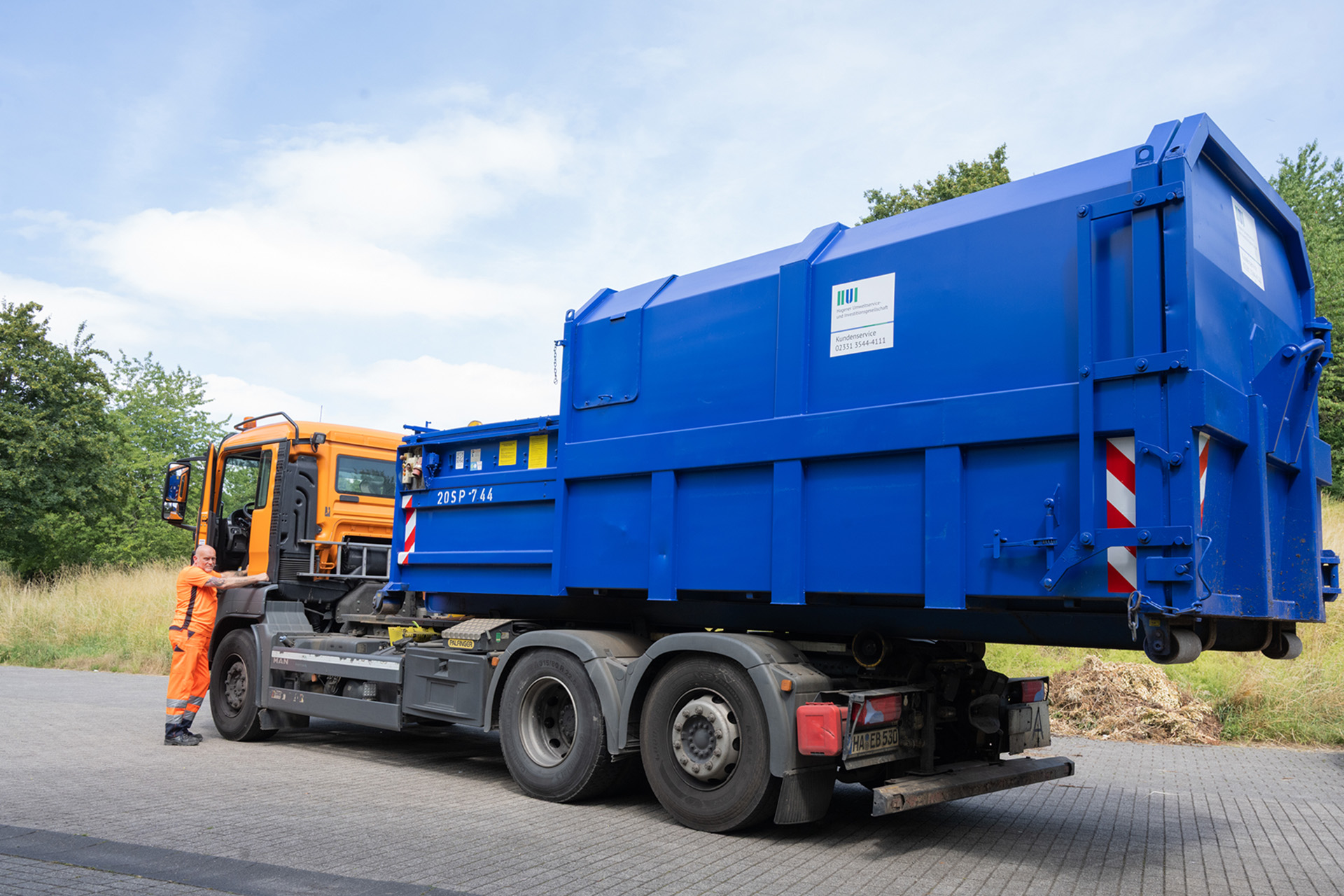 Fahrzeug mit aufgeladenem Presscontainer