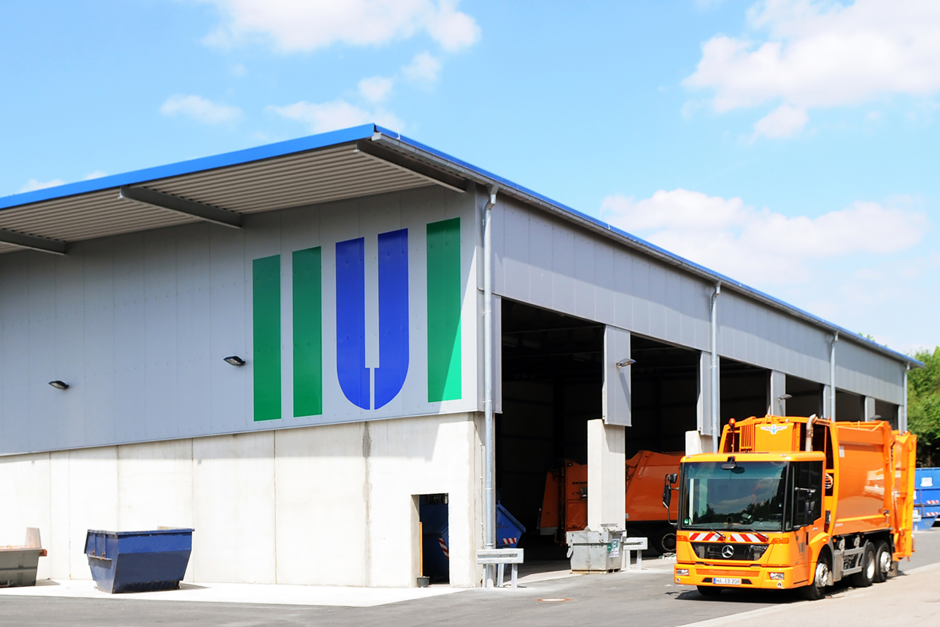 Pressmüllfahrzeug der HUI vor der Umladehalle